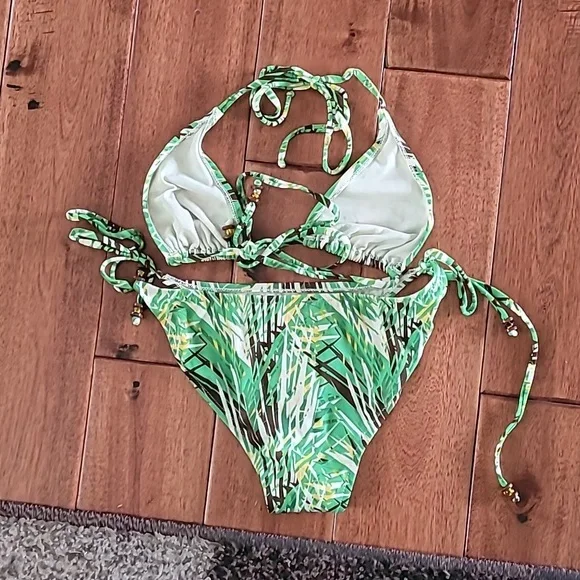 Bikini - Picture 2 of 3